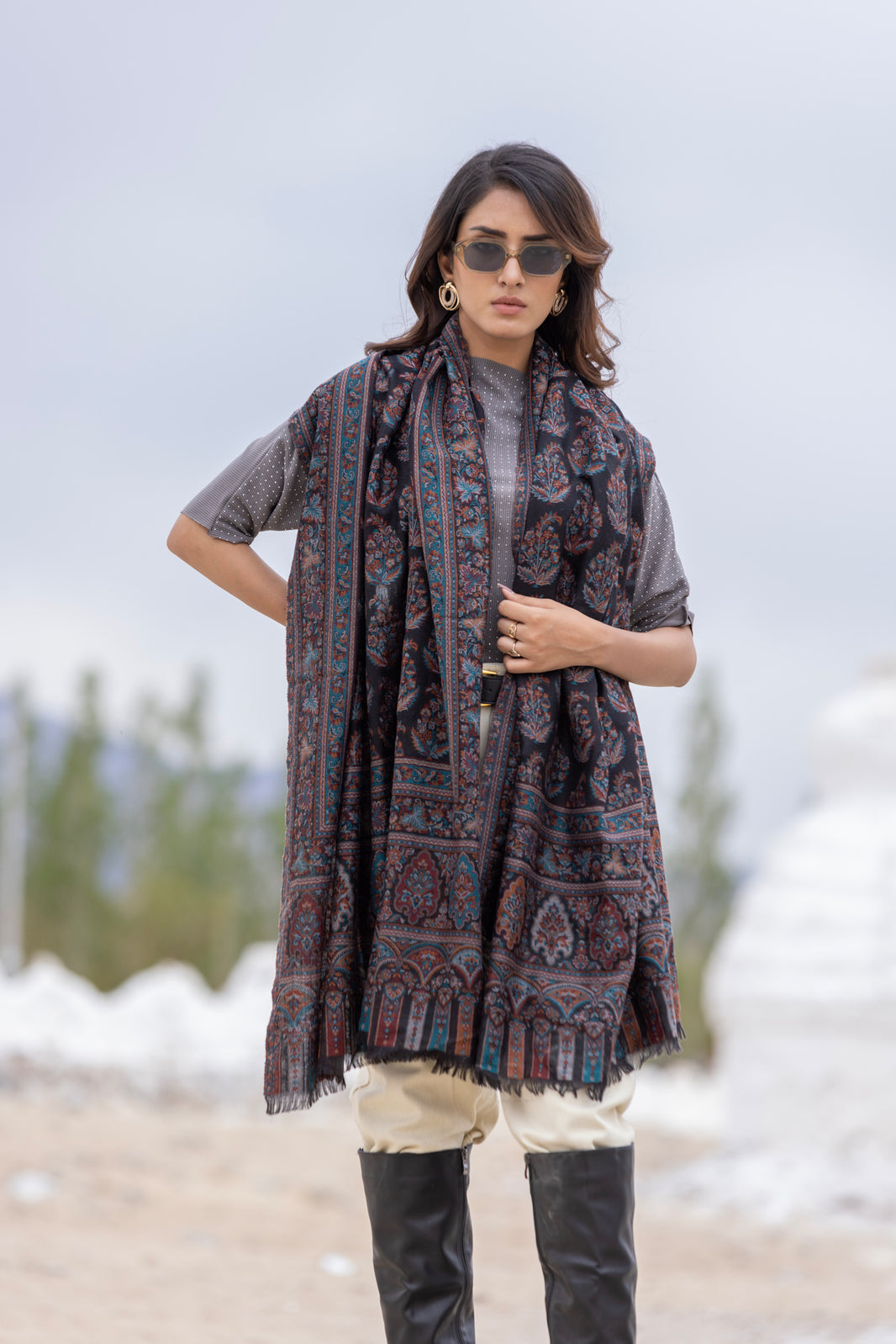 Women's Wool Blend Antique Shawl with Booti Design - Black Beauty